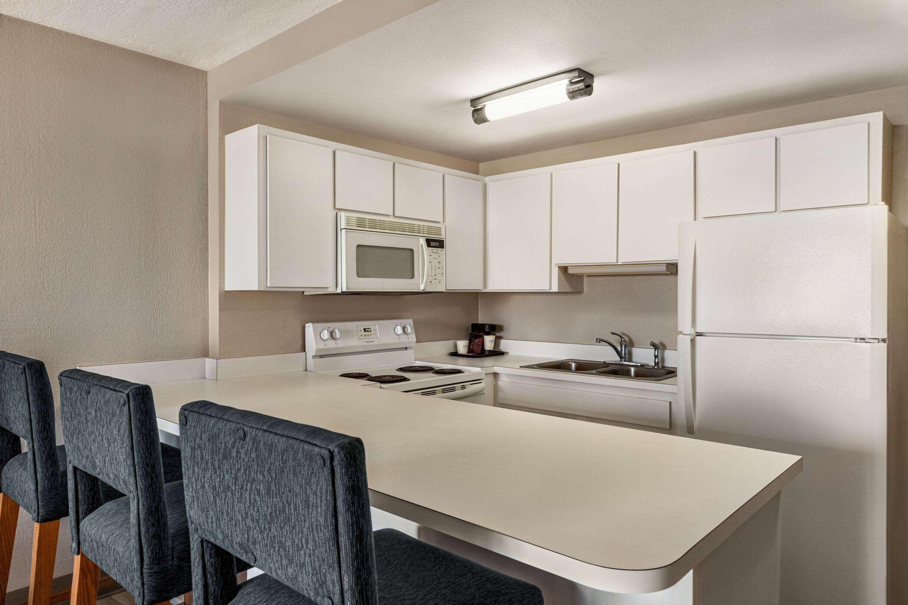 Suite, 2 camas de matrimonio, no fumadores (One-Bedroom) | Escritorio, cortinas opacas, tabla de planchar con plancha
