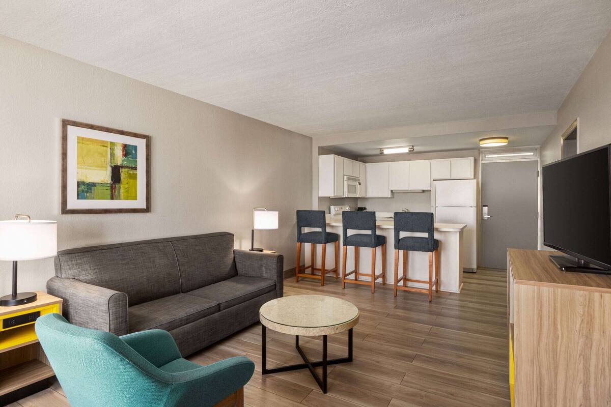 ห้องสวีท, เตียงควีนไซส์ 2 เตียง, ปลอดบุหรี่ (One-Bedroom) | โต๊ะทำงาน, ผ้าม่านกันแสง, เตารีด/โต๊ะรีดผ้า, เปล/เตียงเด็กอ่อน (ฟรี)