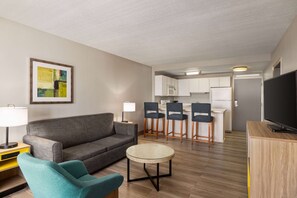 套房, 2 张大床, 无烟房 (One-Bedroom) | 办公桌、遮光窗帘、熨斗/熨衣板、免费婴儿床