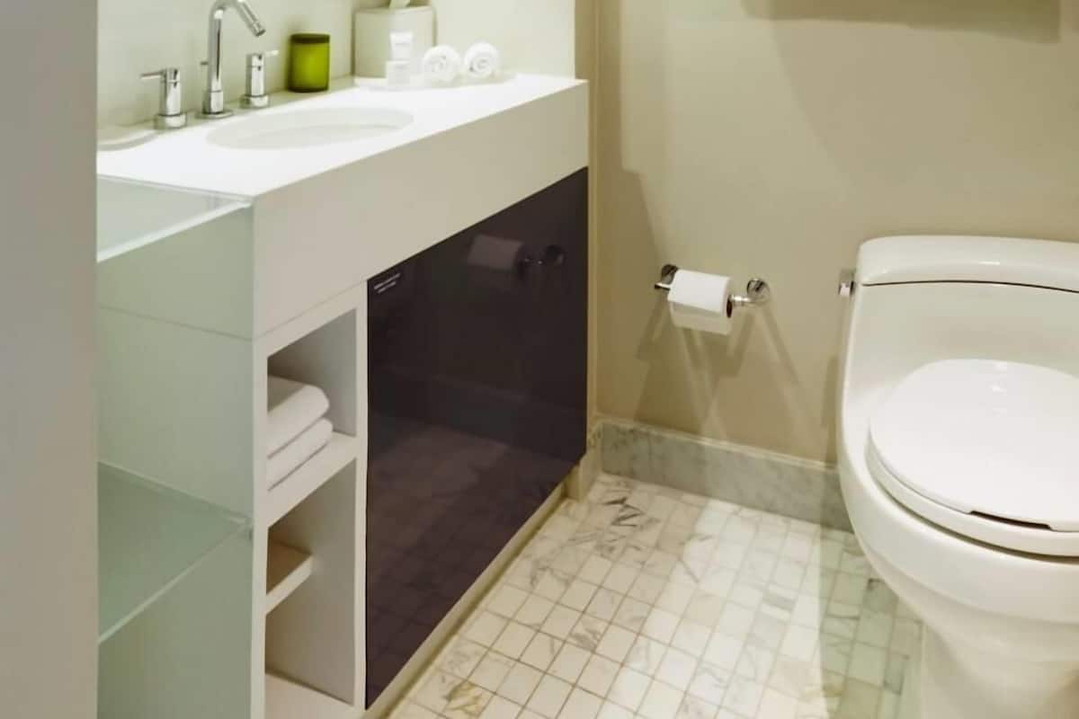 Dusj, designertoalettartikler, hårføner og håndklær