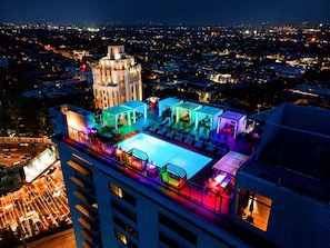 Una piscina al aire libre, camas de piscina gratis, sombrillas