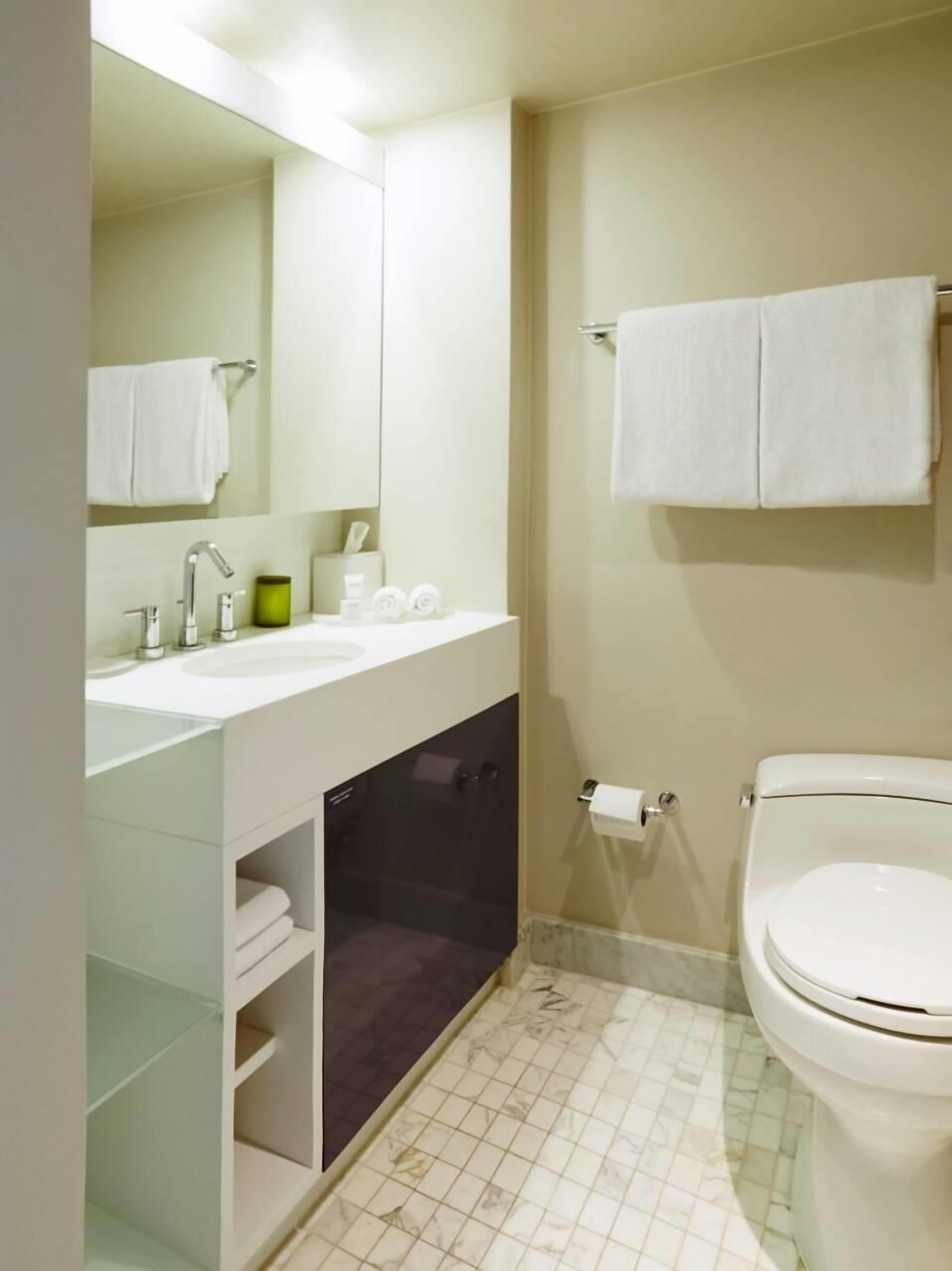 Ducha, artículos de higiene personal de diseño y secador de pelo