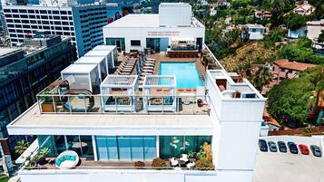 Een buitenzwembad, gratis zwembadcabana's en parasols bij het zwembad