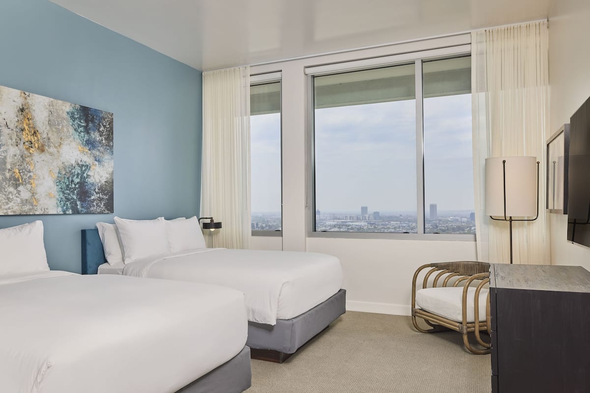 Premium bedding, down duvets, free minibar items, in-room safe