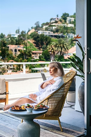 Ropa de cama de alta calidad, cubrecamas y artículos del minibar gratis . ANDAZ WEST HOLLYWOOD, BY HYATT