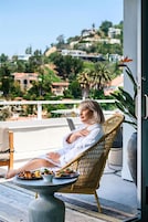 Ropa de cama de alta calidad, cubrecamas y artículos del minibar gratis