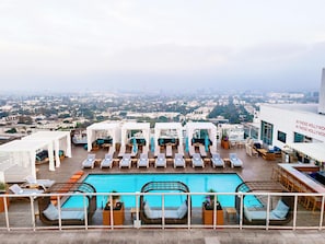 Piscine extérieure, cabanons gratuits, parasols de plage