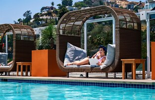 Una piscina al aire libre, camas de piscina gratis, sombrillas