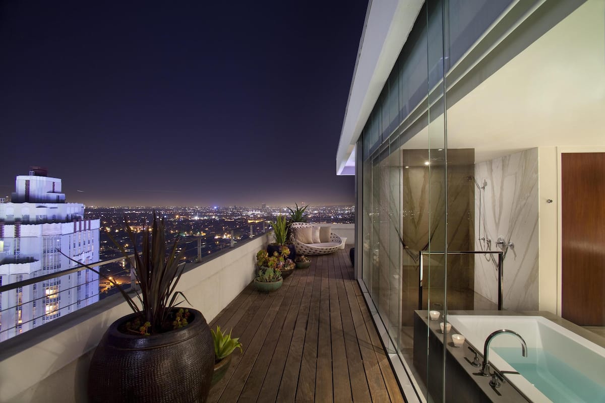 Penthouse (Suite) | Premium bedding, down duvets, free minibar items, in-room safe