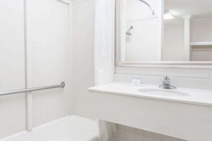 Verdunkelungsvorhänge, Bügeleisen/Bügelbrett, Zustellbetten
