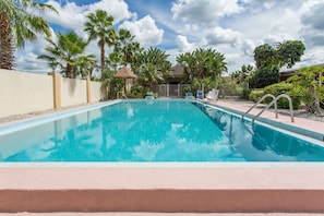 Una piscina al aire libre