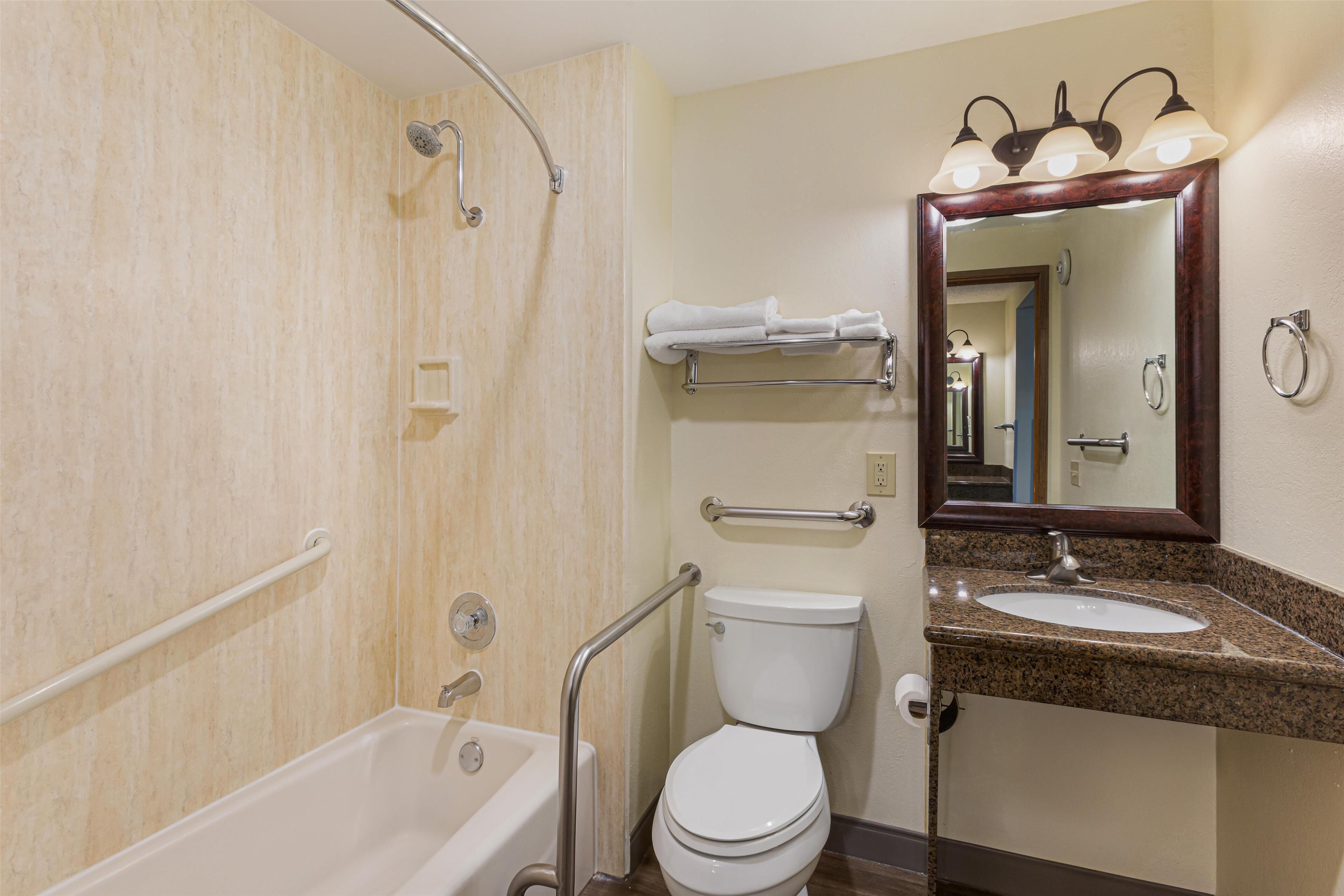 standard room, 1 queen bed, accessible, bathtub | bathroom | shower, free toiletries, hair dryer, towels