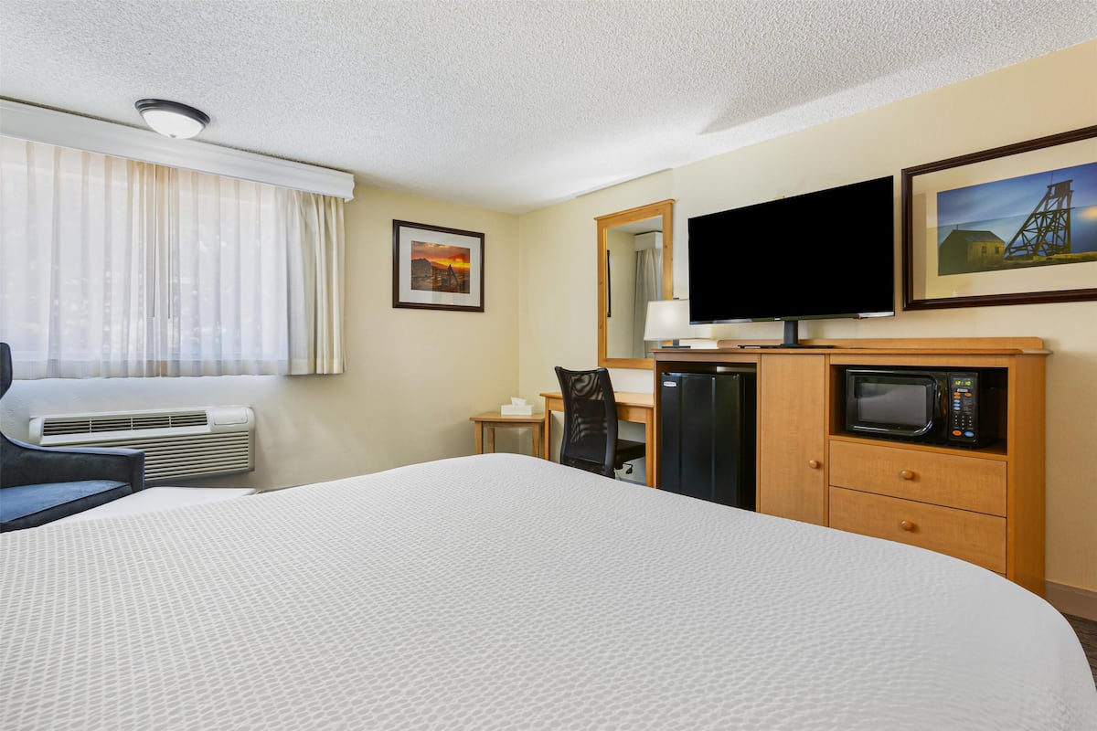 Chambre Standard, 1 grand lit, accessible aux personnes à mobilité réduite, baignoire | Coffres-forts dans les chambres, bureau
