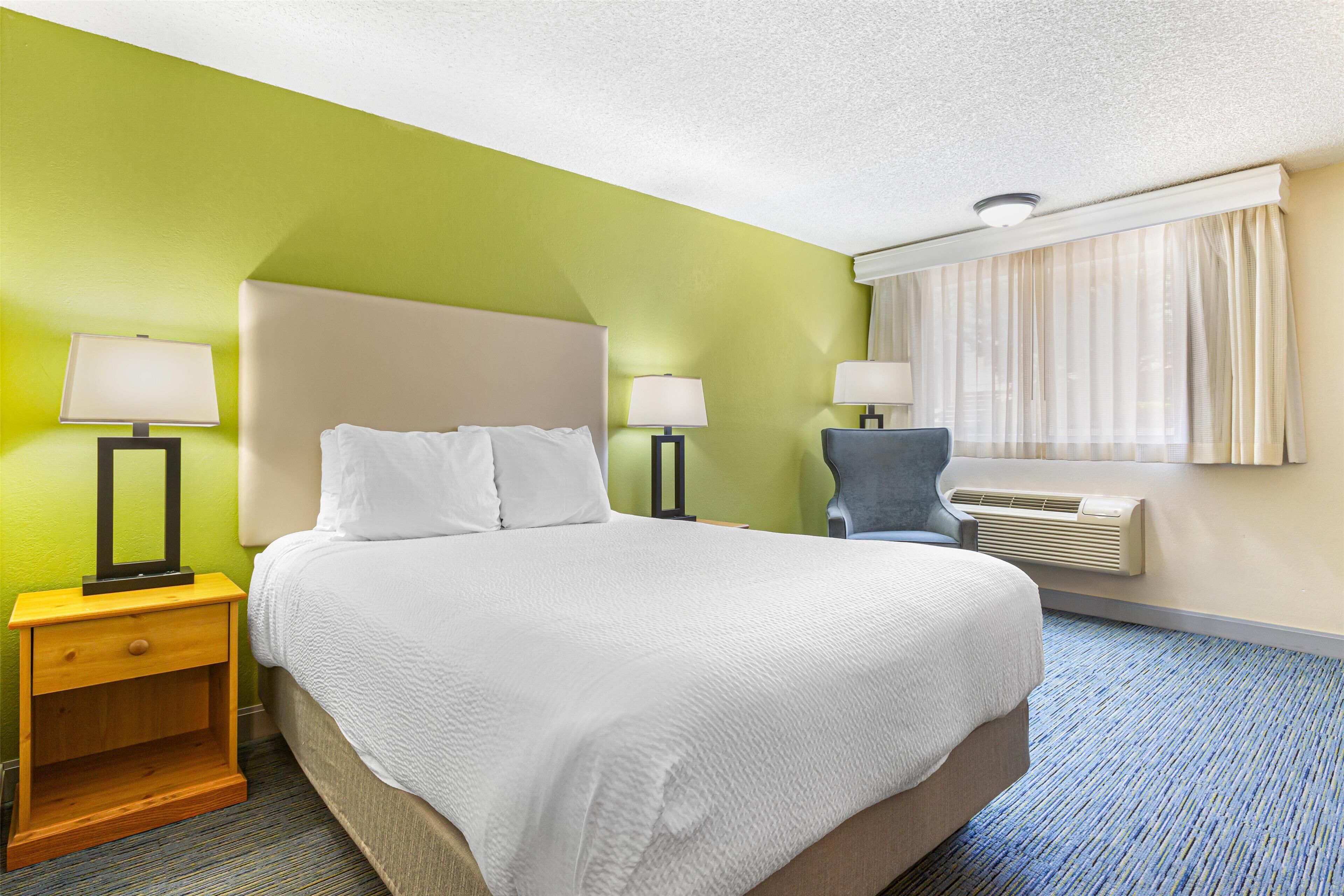 standard room, 1 queen bed, accessible, bathtub | in-room safe, desk, laptop workspace, blackout curtains