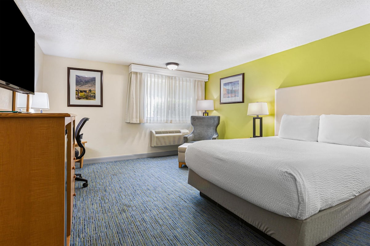 standard room, 1 queen bed, non smoking, refrigerator & microwave | in-room safe, desk, laptop workspace, blackout curtains