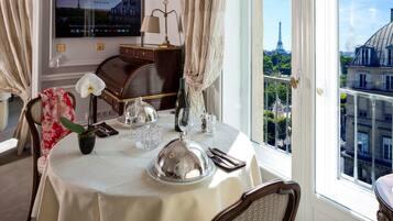 Suite (Eiffel Tower) | Salle de séjour | Télévision de 40 pouces avec chaßnes par satellite, espaces bureaux