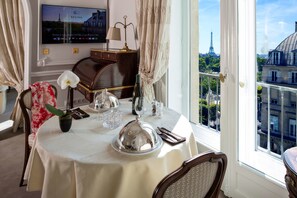 Living room - Hotel Regina Louvre (Paris)