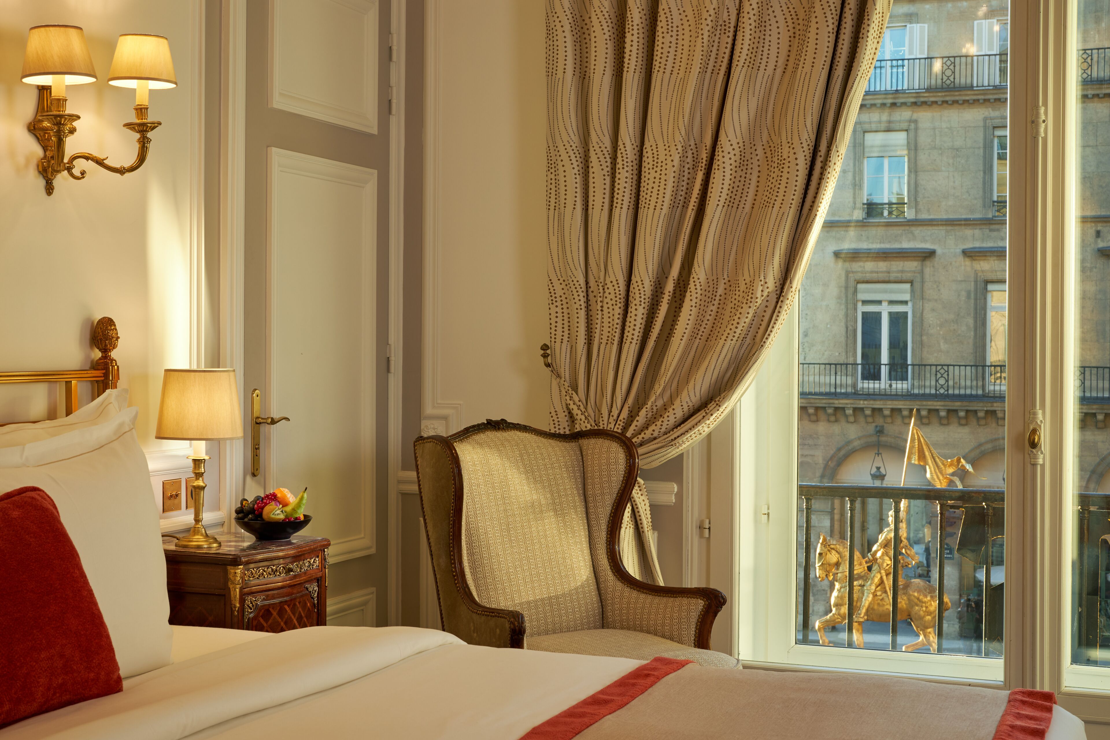 Suite (Eiffel Tower) | Literie de qualité, lit avec matelas à plateau-coussin, minibar