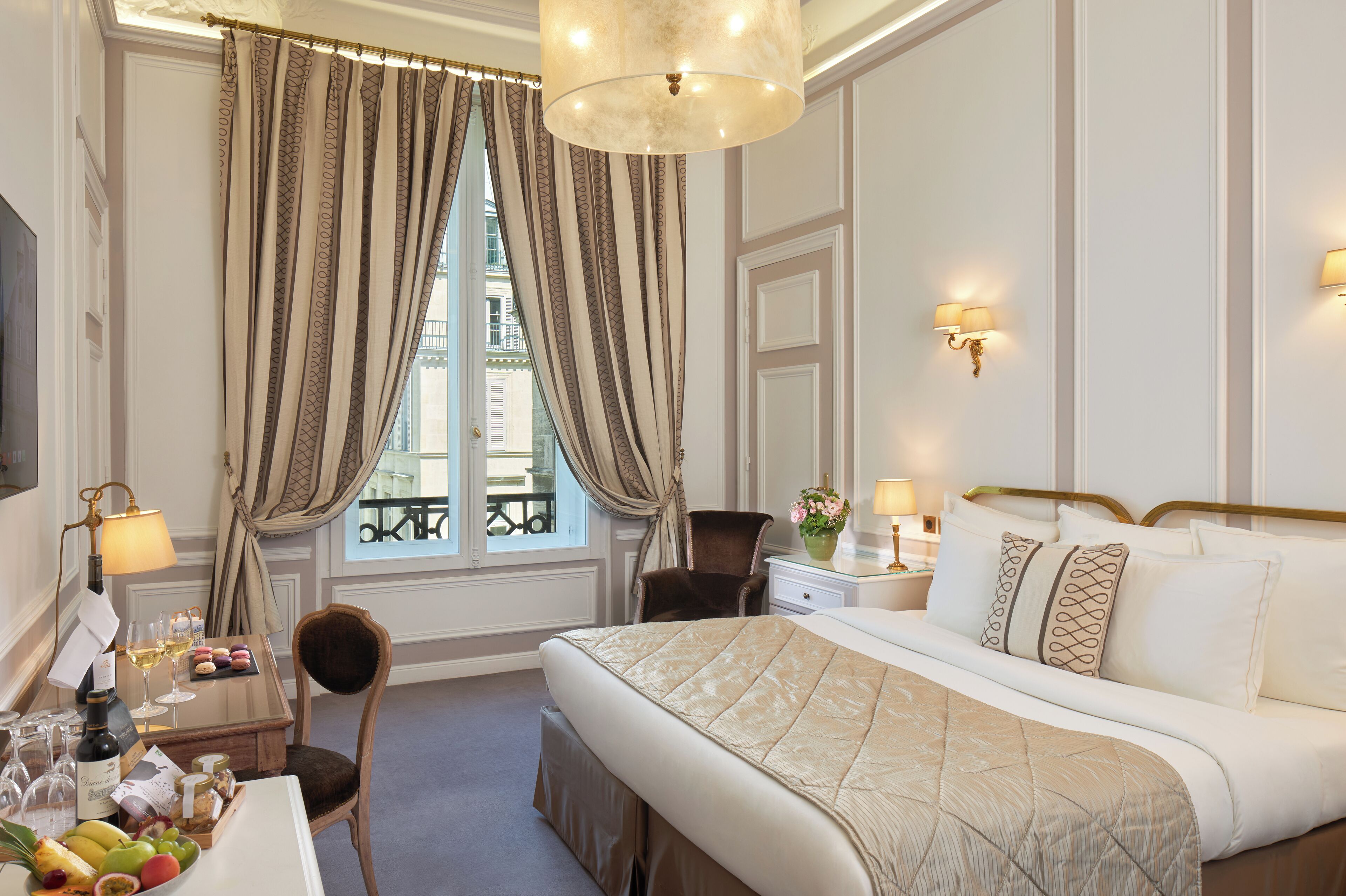 Paris Eiffel Tower Room | Premium bedding, pillowtop beds, minibar, in-room safe