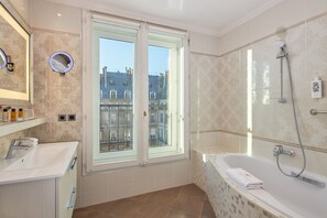 Junior Suite (Eiffel Tower) | Bathroom | Designer toiletries, hair dryer, bathrobes, slippers