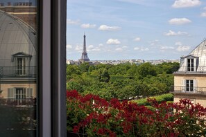 Room (Paris Eiffel Tower) | View from room - Hotel Regina Louvre (Paris)