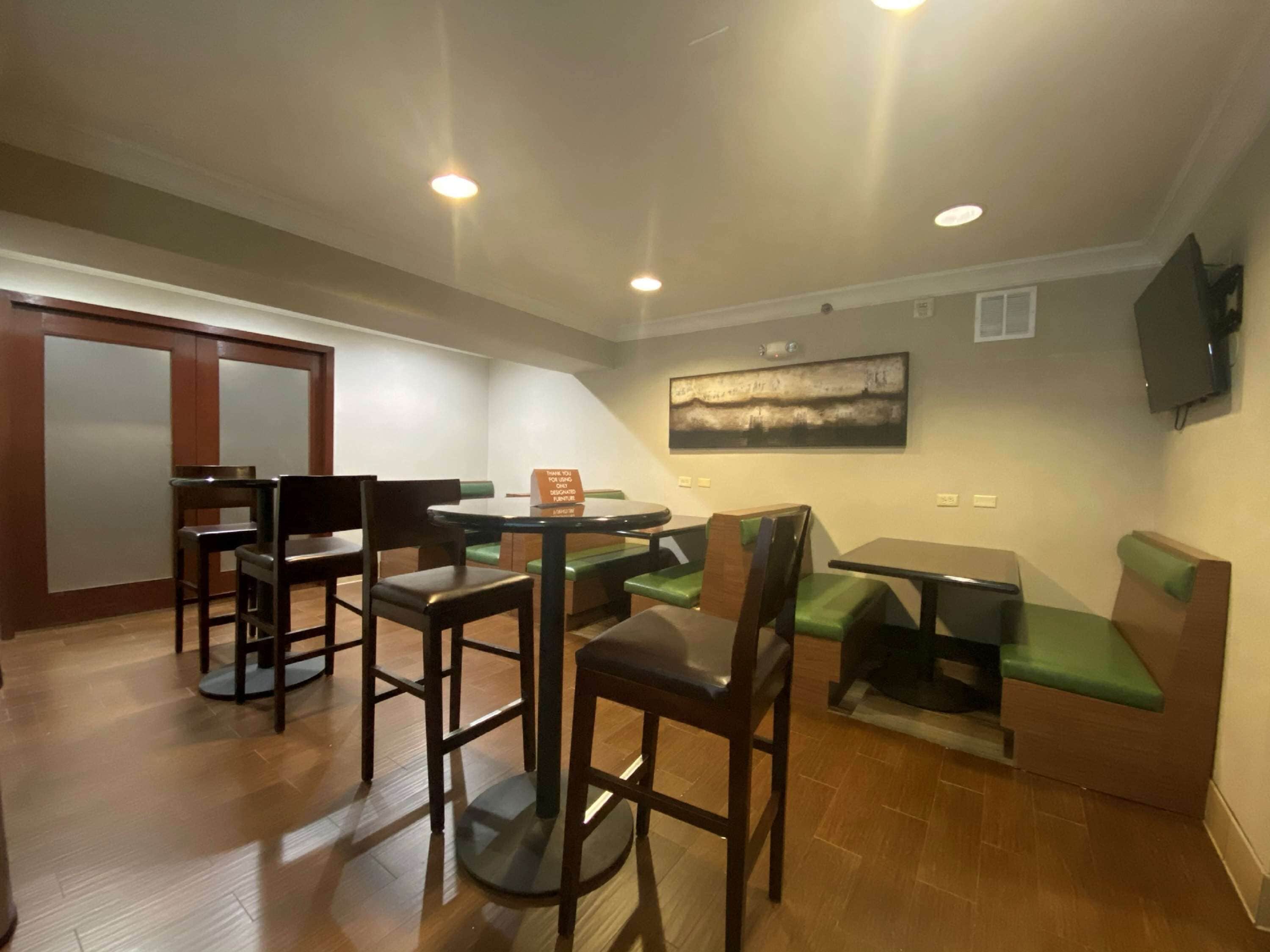 free daily continental breakfast