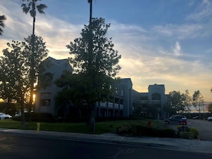 Exterior - SureStay Hotel by Best Western Ontario Airport (Ontario)