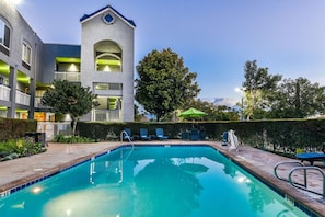 Una piscina al aire libre