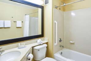 Perlengkapan mandi gratis, pengering rambut,  dan handuk