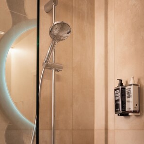 Superior-Zimmer, 2 Einzelbetten | Badezimmer | Dusche, Regendusche, umweltfreundliche Kosmetikartikel, Handtücher