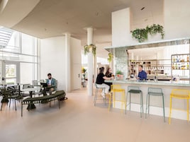 Serve café da manhã e jantar 