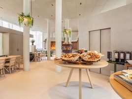 Café da manhã com buffet todos os dias mediante uma taxa