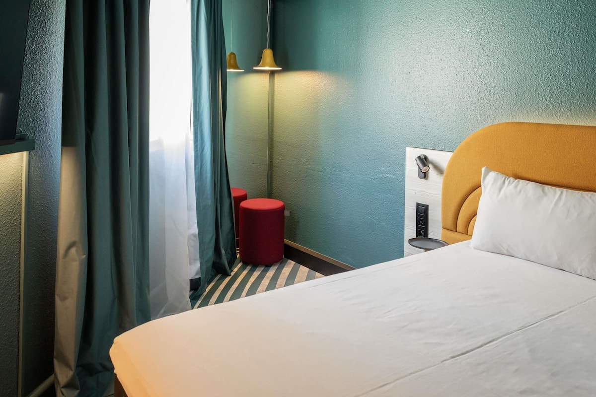Standard Room, 1 Double Bed, Accessible | Blackout drapes, soundproofing, iron/ironing board (on request)