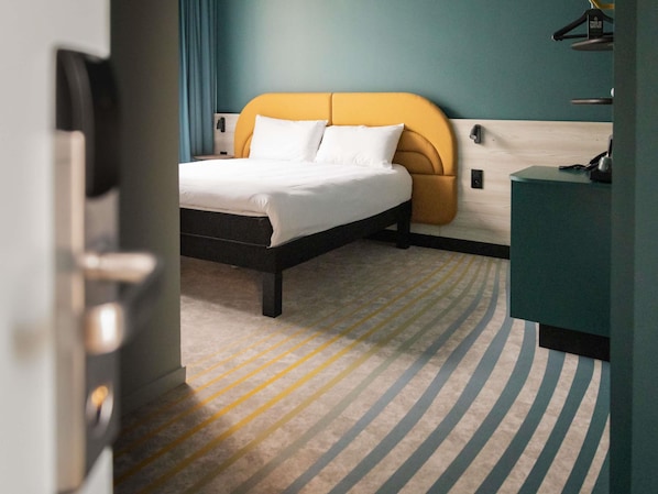 Chambre Premium, 1 lit double (Accessible) | Rideaux occultants, chambres insonorisées, fer et planche à repasser