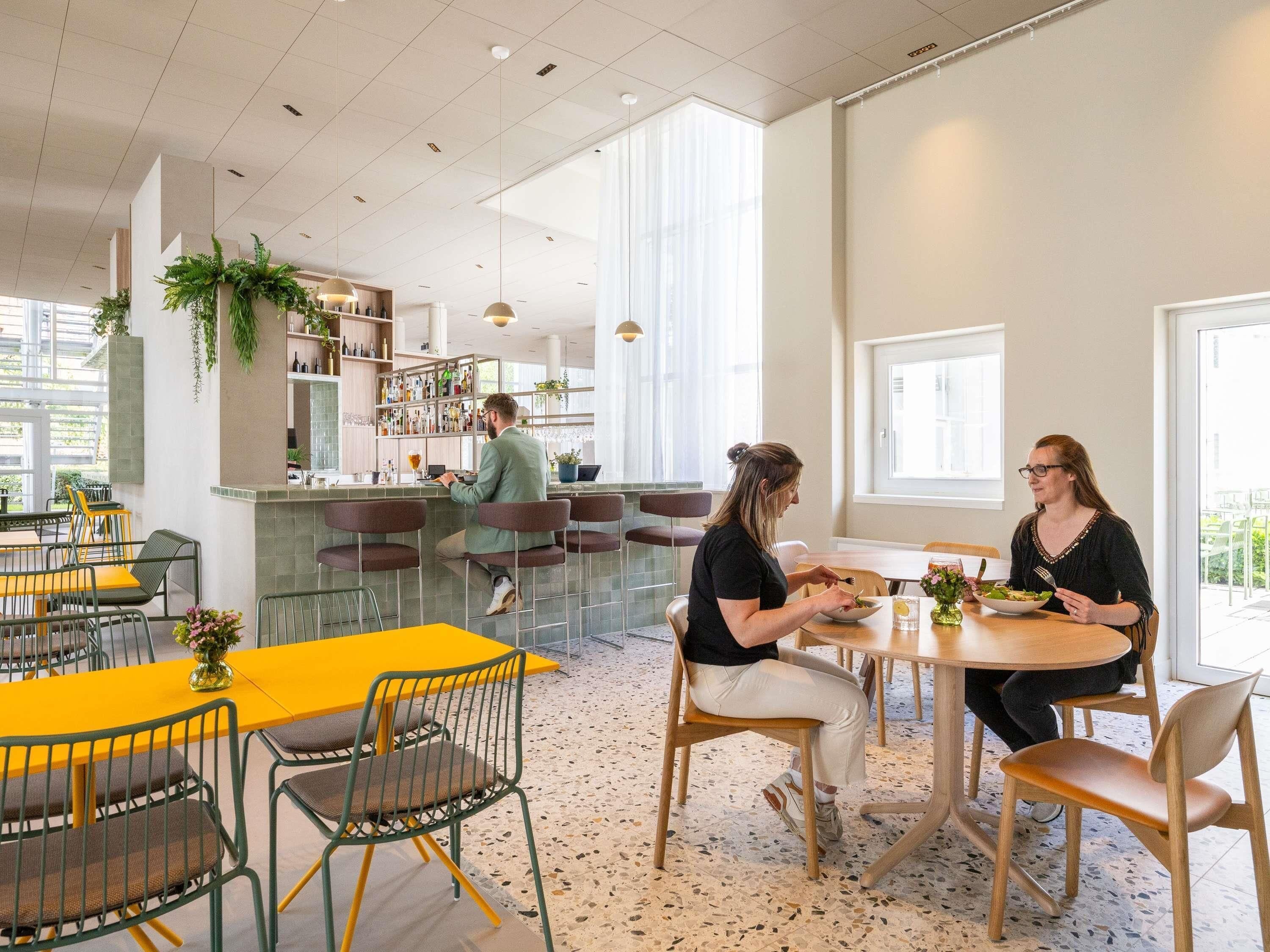 serves breakfast and dinner