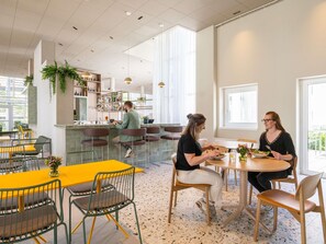 Serve café da manhã e jantar 