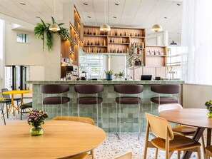 Serves breakfast and dinner - ibis Styles Brugge Centrum (Bruges)