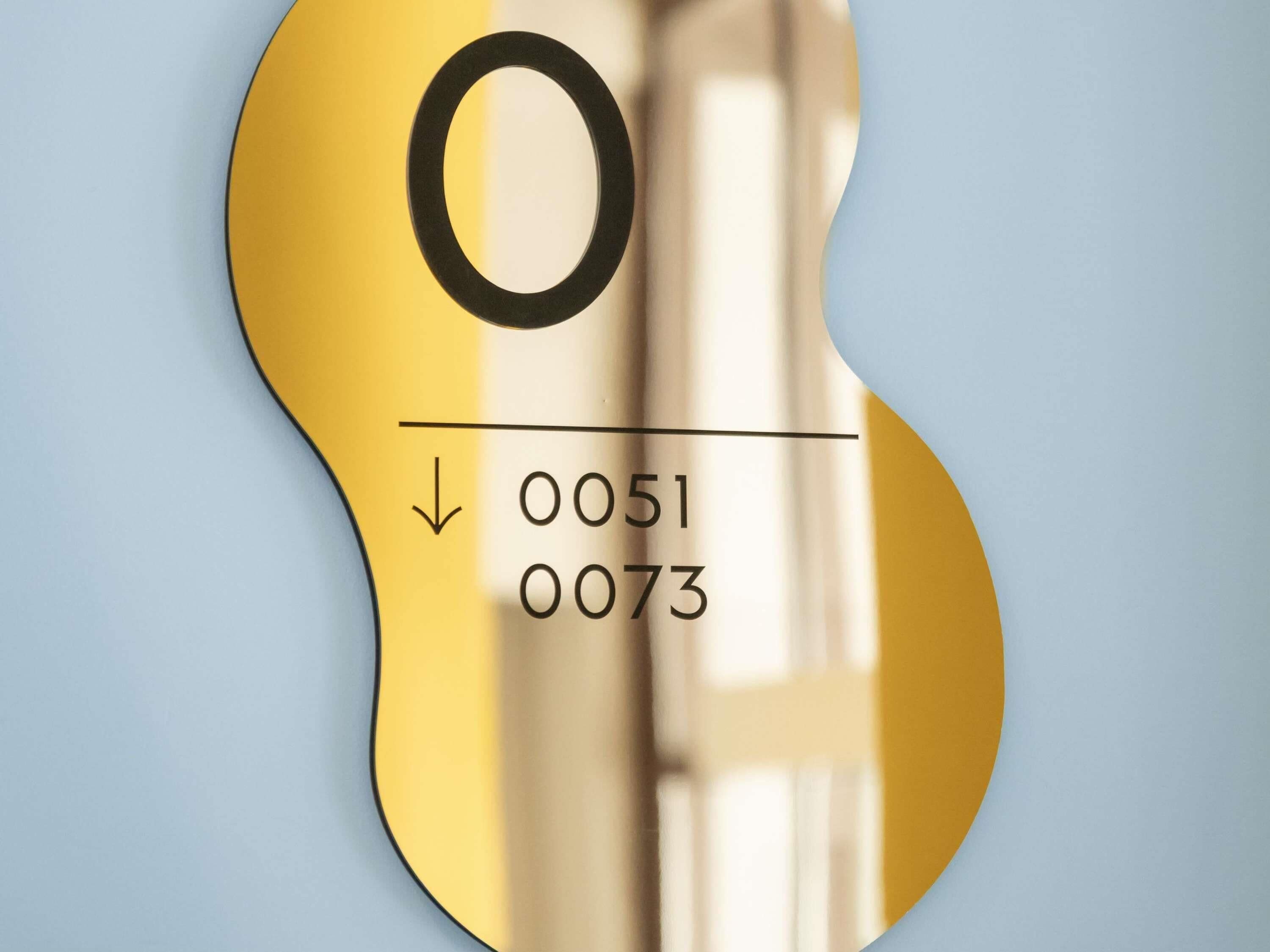 Een sleutelgat met een 'O' en de cijfers '0051 0073' eronder.