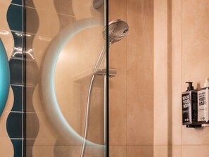 Blendingsgardiner, lydisolert, strykejern/-brett og wi-fi (inkludert)