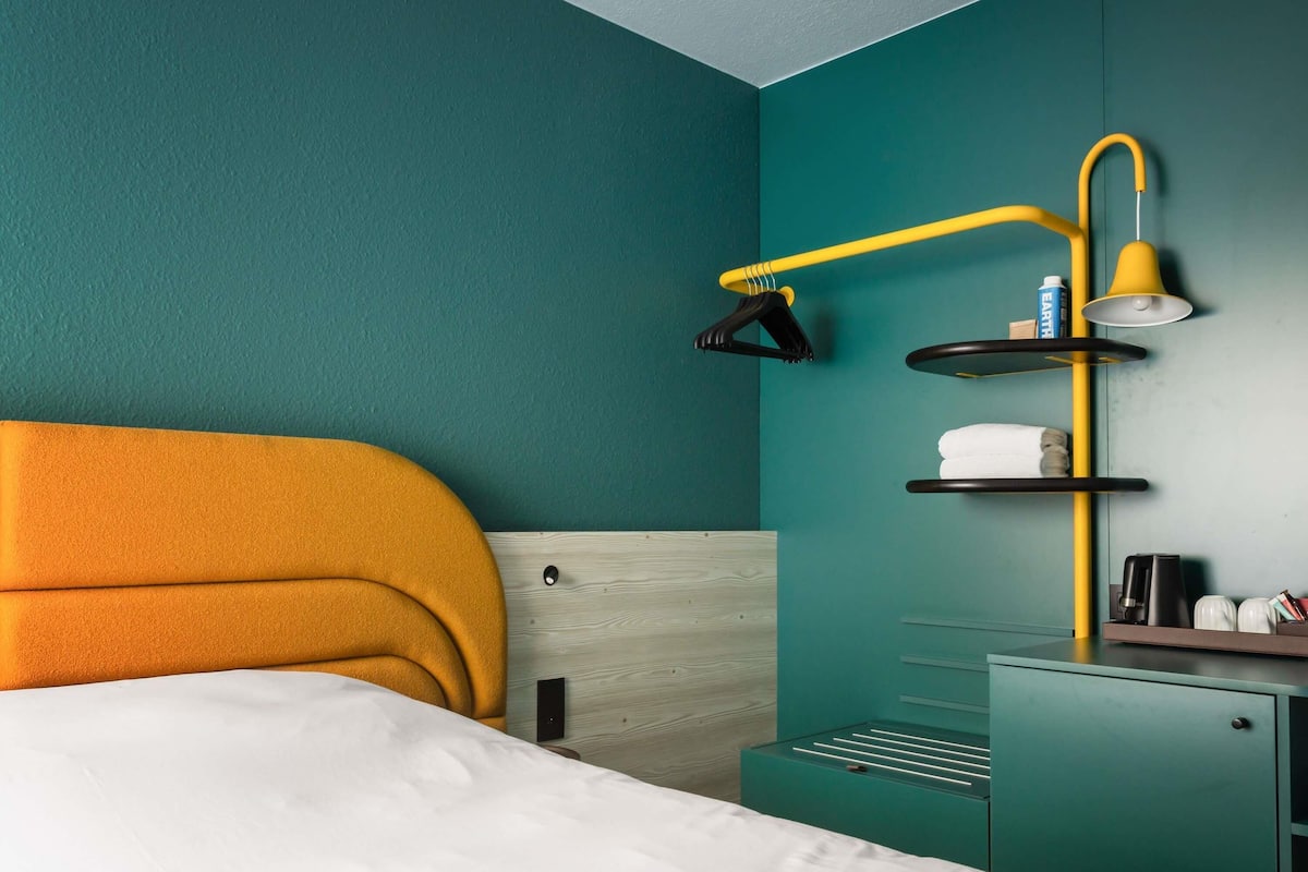 Verdunkelungsvorhänge, schallisolierte Zimmer, Bügeleisen/Bügelbrett