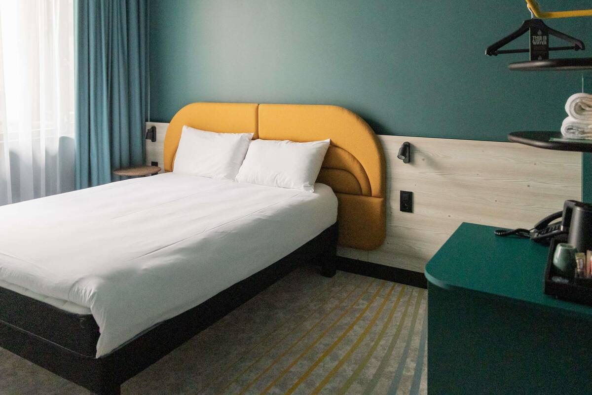Quarto premium, 1 cama de casal (Accessible) | Cortinas blackout, quartos à prova de som, ferros/tábuas de passar roupa