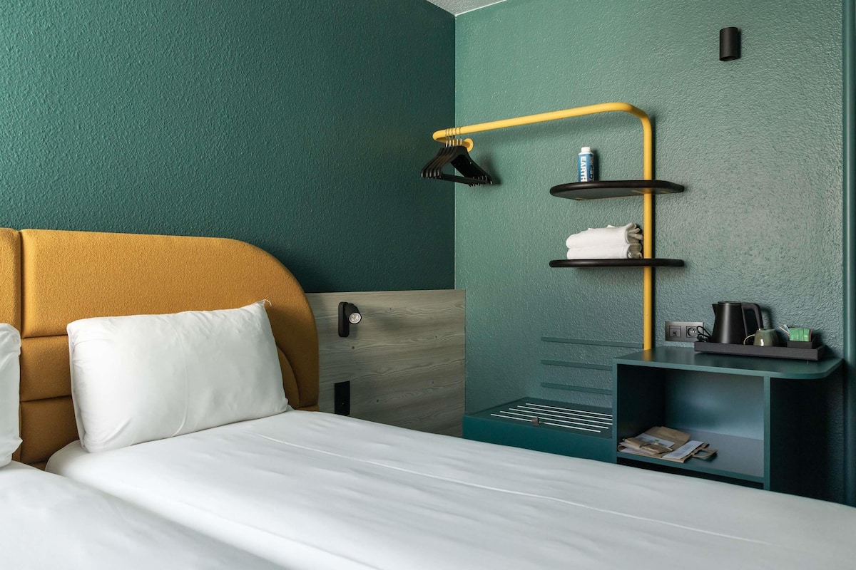 Quarto standard, 2 camas de solteiro | Cortinas blackout, quartos à prova de som, ferros/tábuas de passar roupa