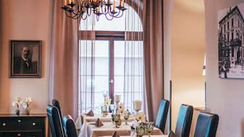 Daily cooked-to-order breakfast (EUR 21 per person)
