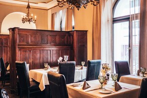 Daily cooked-to-order breakfast (EUR 21 per person)