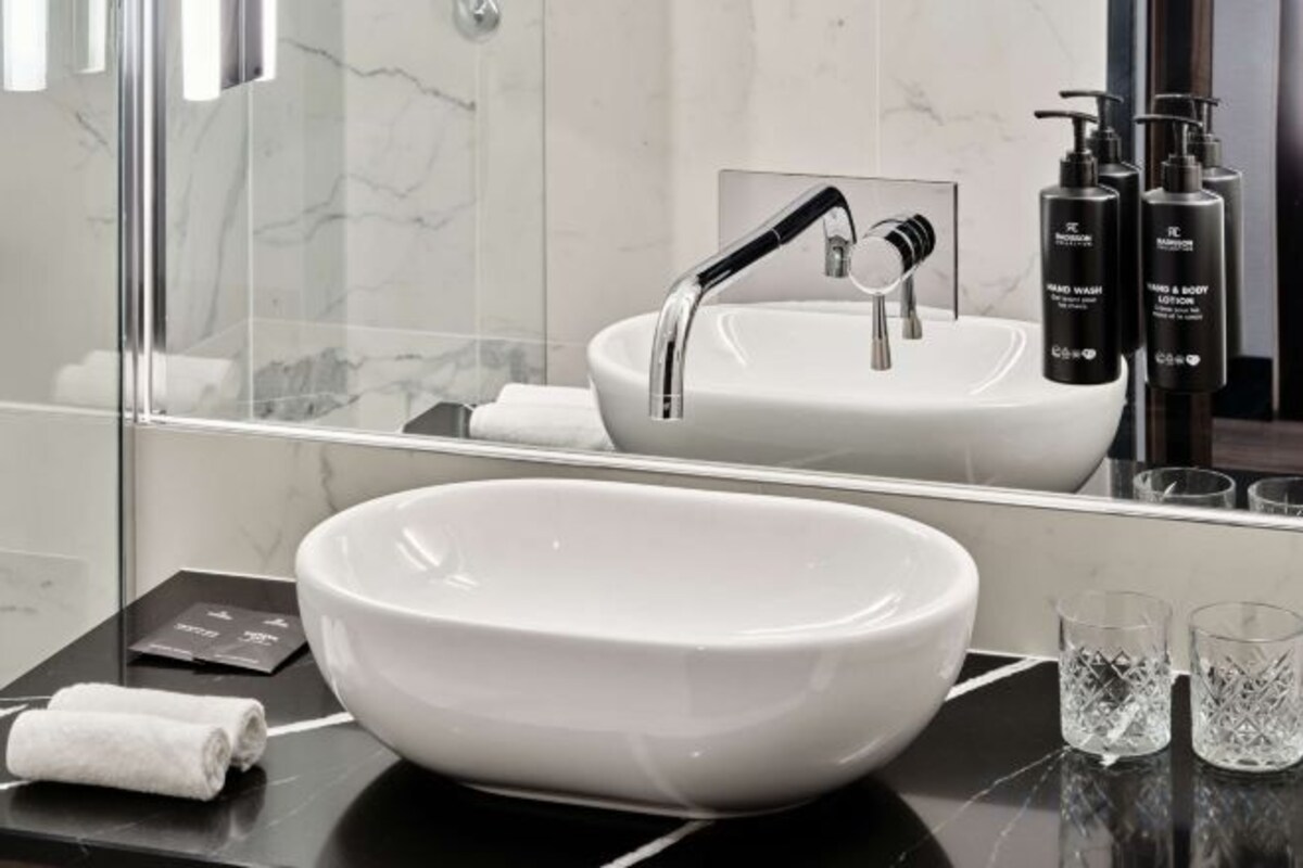 Badkamer | Een regendouche, gratis toiletartikelen, een haardroger, pantoffels