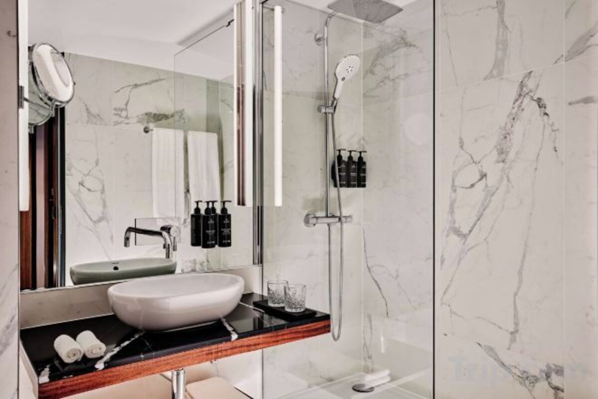 Een regendouche, gratis toiletartikelen, een haardroger, pantoffels