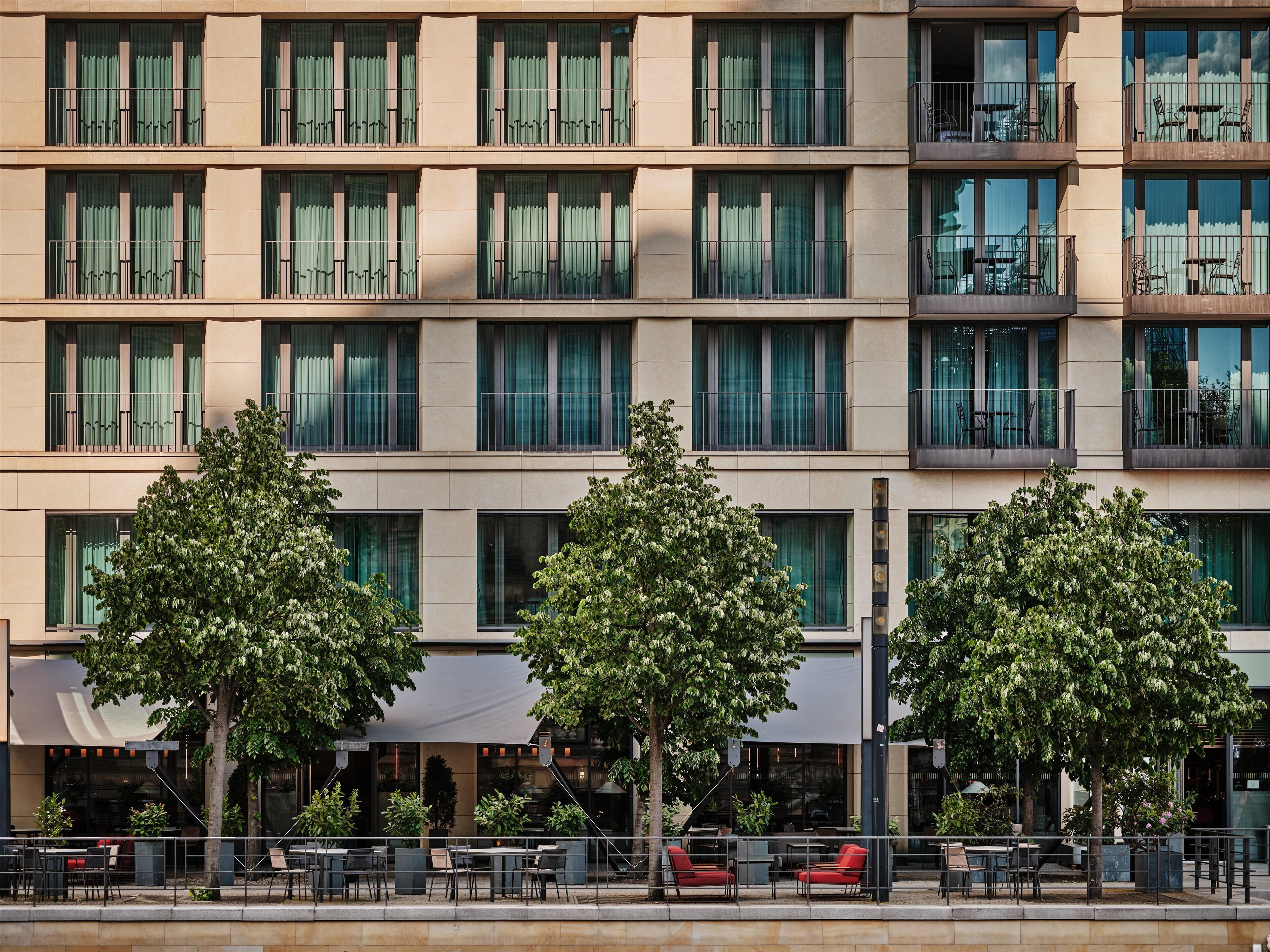 Lunch, dinner served; international cuisine, alfresco dining 