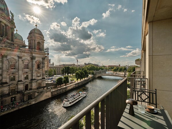 Camera Premium, balcone (Collection - Cathedral View) | 1 camera, una cassaforte in camera, una scrivania, tende oscuranti