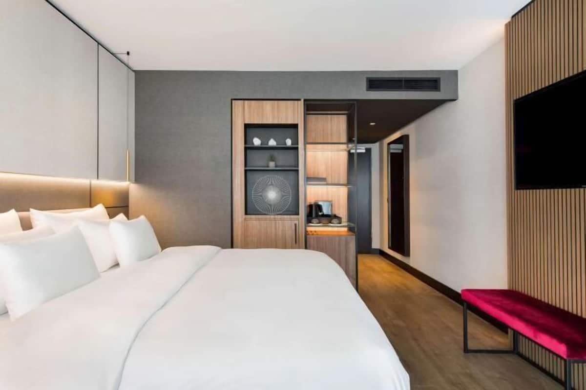1 bedroom, in-room safe, desk, blackout curtains