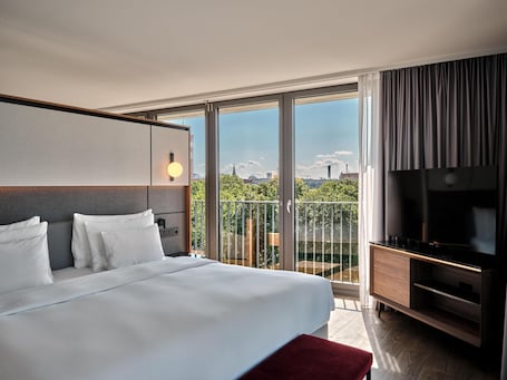 1 habitación, caja de seguridad en la habitación y escritorio . Radisson Collection Hotel, Berlin